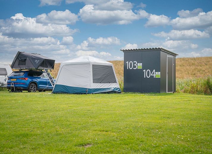 Esonstad campingplaats met prive sanitair in Anjum, uitzicht op groene velden en nabijgelegen Lauwersmeer.