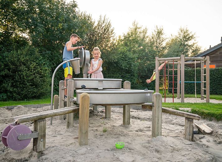 Esonstad campingplaats met prive sanitair in Anjum, uitzicht op groene velden en nabijgelegen Lauwersmeer.