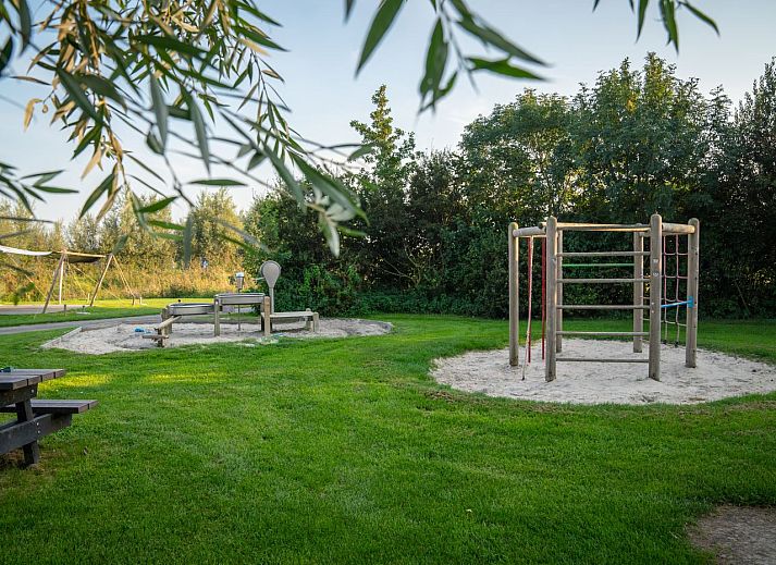 Camping Esonstad in Anjum, Friese meren, met ruime stacaravanplaatsen en prachtig uitzicht op het Lauwersmeer.