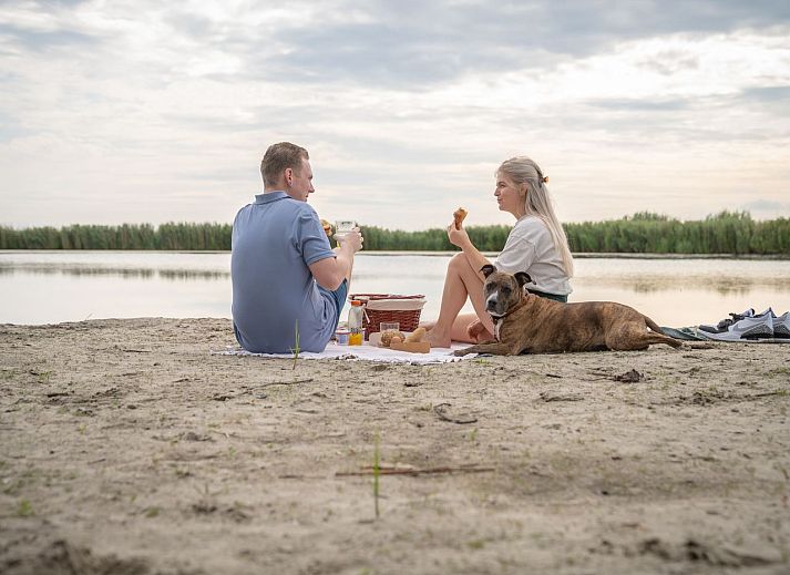 Camping Esonstad in Anjum, Friese meren, met ruime stacaravanplaatsen en prachtig uitzicht op het Lauwersmeer.