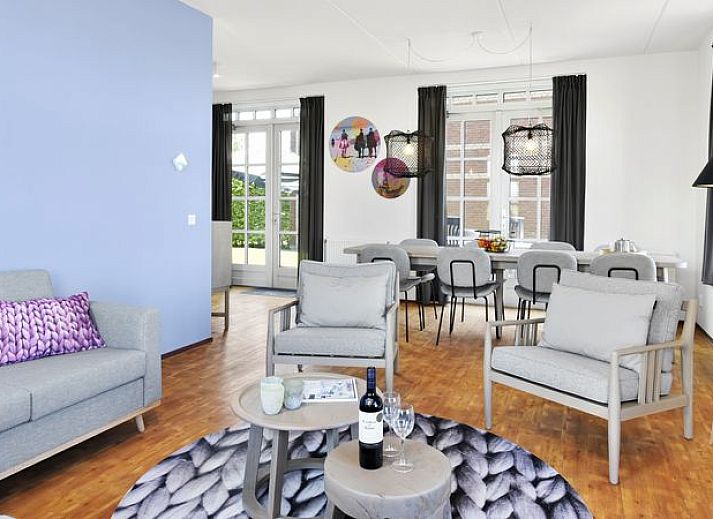 Esonstad 8-persoons woning in Anjum, charmante straat met traditionele architectuur.