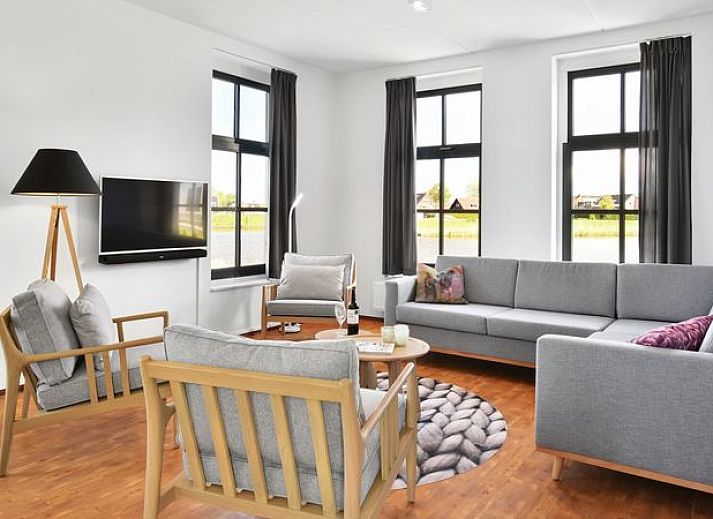 Esonstad 8-persoons woning in Anjum, charmante straat met traditionele architectuur.