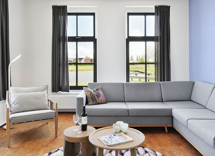 Esonstad 8-persoons woning in Anjum, charmante straat met traditionele architectuur.