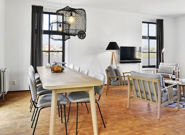 Ruime woonkamer in Esonstad 8-persoons woning, Anjum, met moderne inrichting.