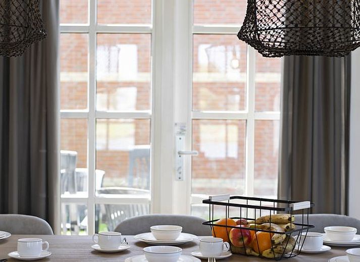 Ruime woonkamer in Esonstad 8-persoons woning, Anjum, met moderne inrichting.