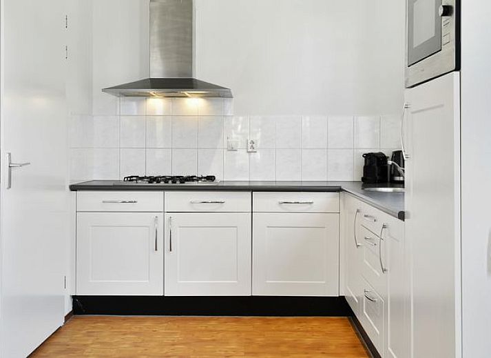 Ruime woonkamer in Esonstad 8-persoons woning, Anjum, met moderne inrichting.