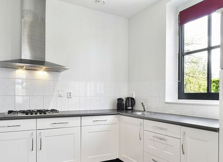Ruime woonkamer in Esonstad 8-persoons woning, Anjum, met moderne inrichting.