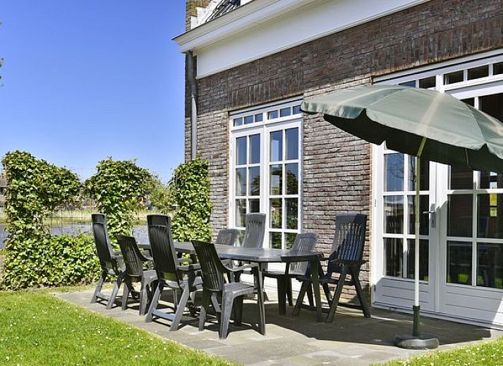 Gezellige zithoek in Esonstad vakantiehuis, Anjum, met uitzicht op het Friese merenlandschap.