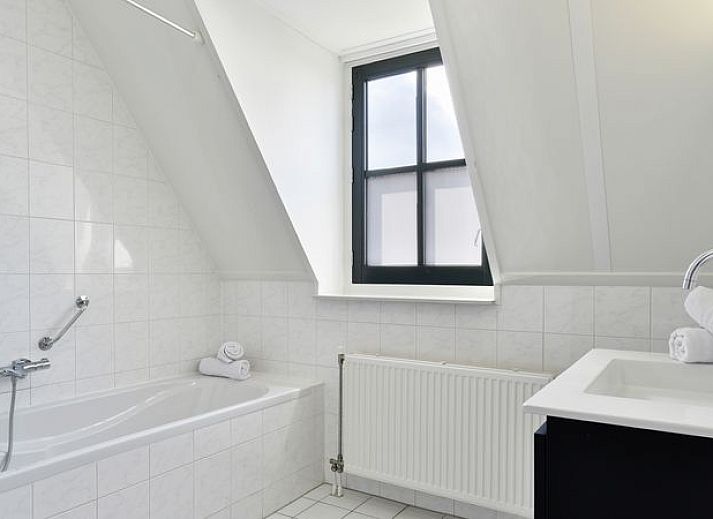 Gezellige zithoek in Esonstad vakantiehuis, Anjum, met uitzicht op het Friese merenlandschap.
