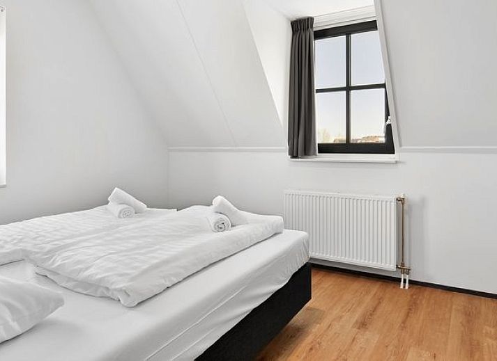 Comfortabele bank in Esonstad 8-persoons woning, Anjum, met uitzicht op de natuur.