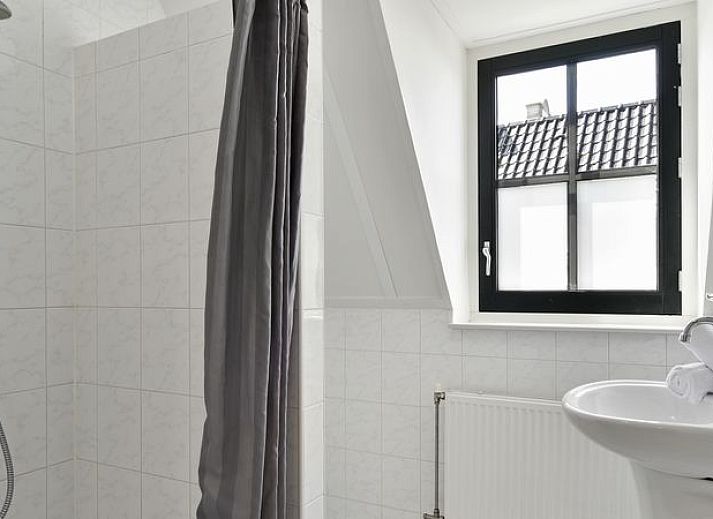 Comfortabele bank in Esonstad 8-persoons woning, Anjum, met uitzicht op de natuur.