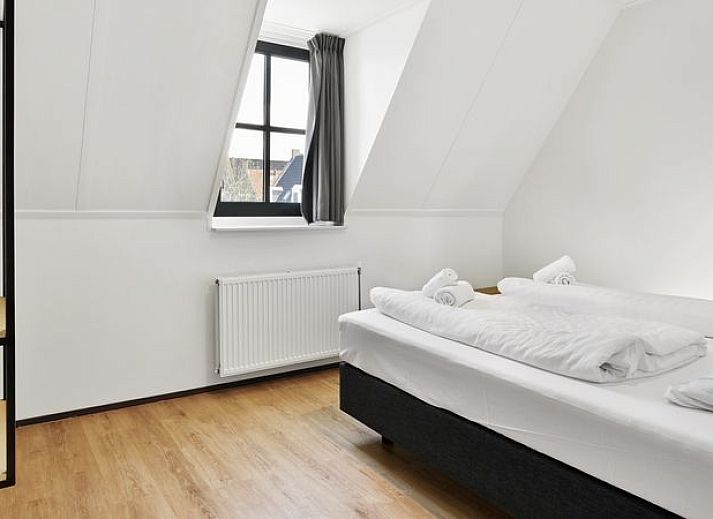 Comfortabele bank in Esonstad 8-persoons woning, Anjum, met uitzicht op de natuur.