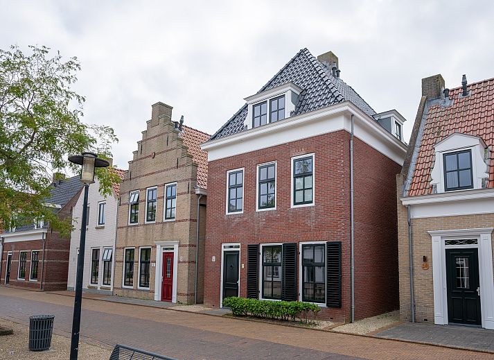 Plattegrond van Esonstad 8-persoons woning 8E2 in Anjum, Lauwersmeer, met ruime woonkamer en moderne keuken in vakantiehuis.