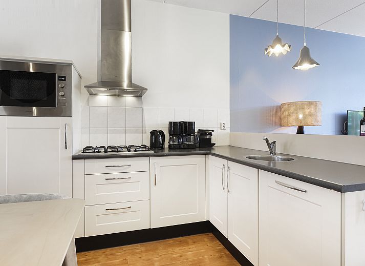 Plattegrond van Esonstad 8-persoons woning in Anjum, nabij Lauwersmeer en Friese meren, toont ruime woonkamer en moderne keuken.