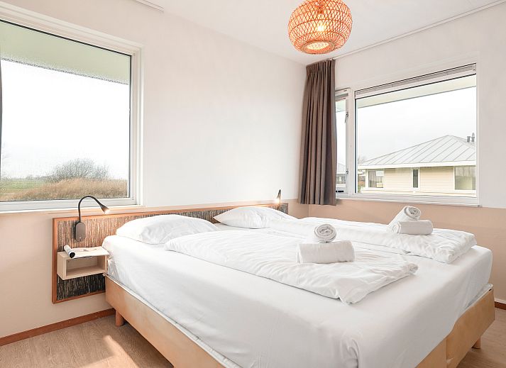Geniet van het uitzicht op het terras van Esonstad | 4-persoons woning - Waterwoning | 4L2 in Anjum, Lauwersmeer, omgeven door Friese meren.