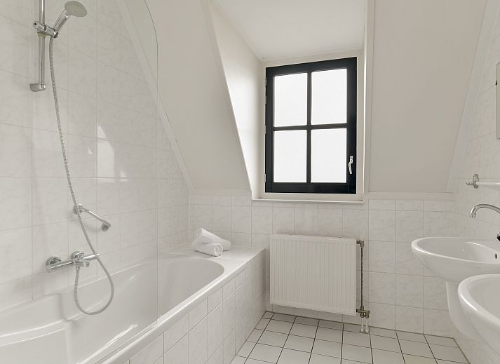 Esonstad 12-persoons woning in Anjum, Lauwersmeer, traditioneel vakantiehuis met karakteristieke gevels nabij de Friese meren.