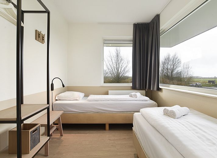 Esonstad 6-persoons woning in Anjum, Lauwersmeer, biedt een stijlvolle eetkamer met uitzicht op het terras en de serene omgeving.