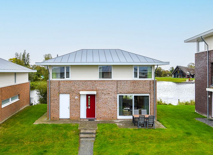 Vrijstaande woning in Anjum, vakantiehuis aan het water in Lauwersmeer, Friese meren, met ruime tuin en prachtig uitzicht op de omgeving.