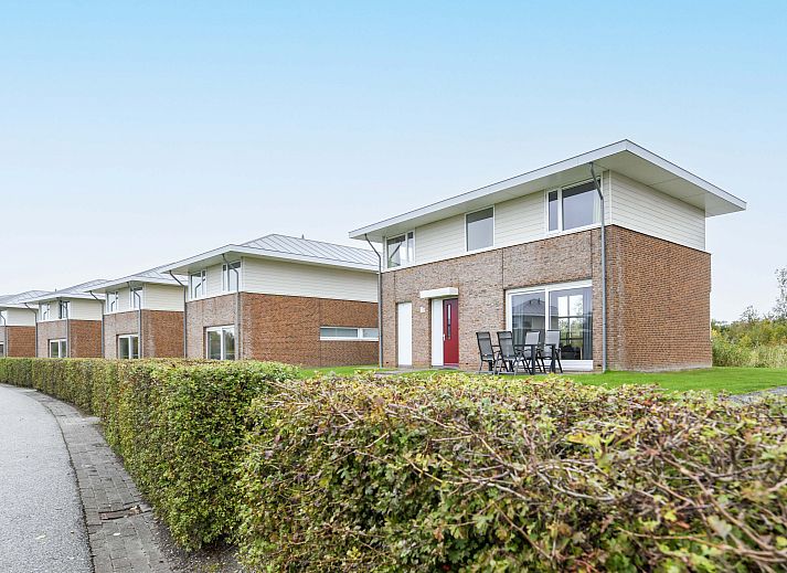 Vrijstaande woning in Anjum, vakantiehuis aan het water in Lauwersmeer, Friese meren, met ruime tuin en prachtig uitzicht op de omgeving.