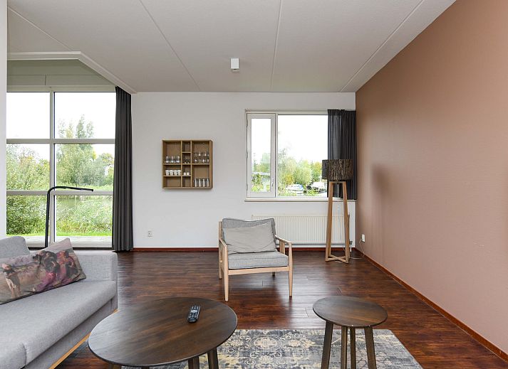 Vrijstaande woning in Anjum, vakantiehuis in Lauwersmeer met moderne architectuur en terras, omgeven door de natuur van de Friese meren.