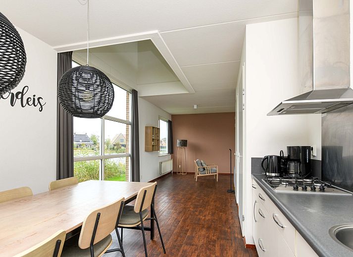 Vrijstaande woning in Anjum, vakantiehuis in Lauwersmeer met moderne architectuur en terras, omgeven door de natuur van de Friese meren.