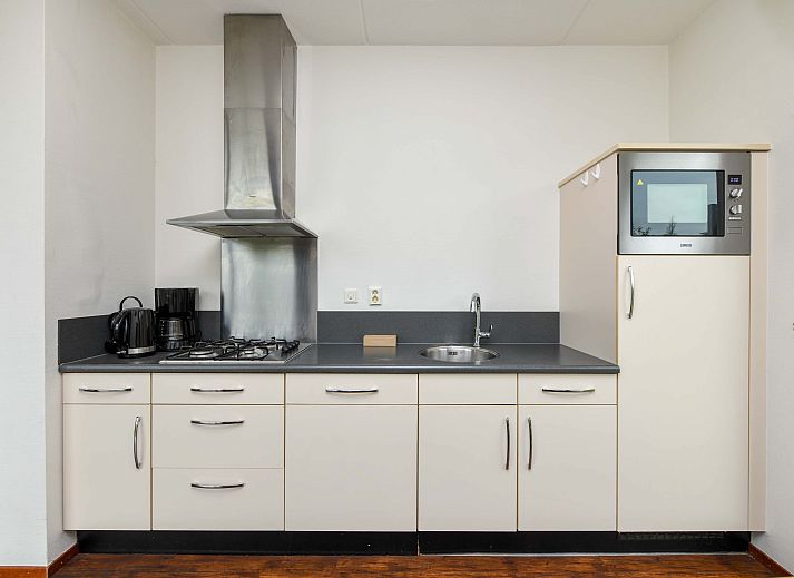 Vrijstaande woning in Anjum, gelegen bij Lauwersmeer en Friese meren, met een uitnodigende voorgevel en groene tuin.