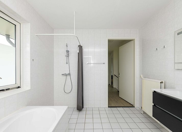 Gezellige woonkamer in de Vrijstaande woning in Anjum, Friese meren, met moderne inrichting en uitzicht op de tuin.