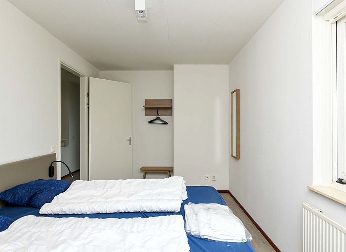 Gezellige woonkamer in de Vrijstaande woning in Anjum, Friese meren, met moderne inrichting en uitzicht op de tuin.