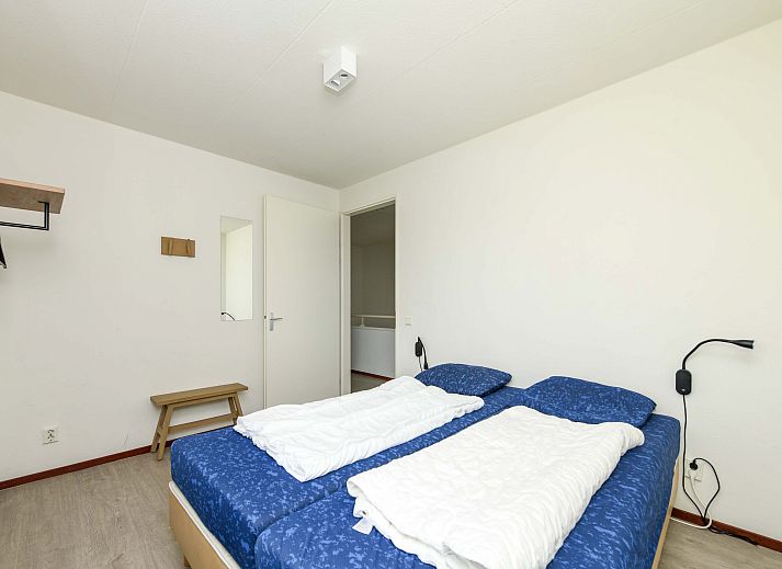 Gezellige woonkamer in de Vrijstaande woning in Anjum, Friese meren, met moderne inrichting en uitzicht op de tuin.