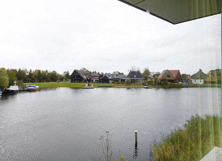 Ruime woonkamer van de Vrijstaande woning in Anjum, Lauwersmeer, Friese meren, met moderne inrichting en uitzicht op de tuin.