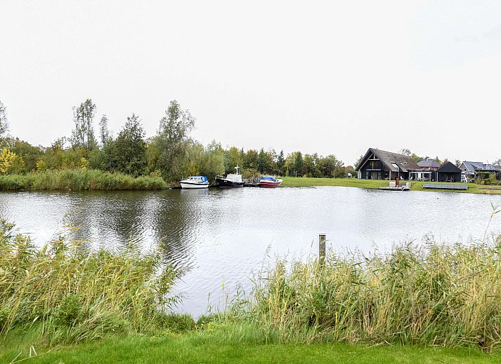 Ruime woonkamer van de Vrijstaande woning in Anjum, Lauwersmeer, Friese meren, met moderne inrichting en uitzicht op de tuin.