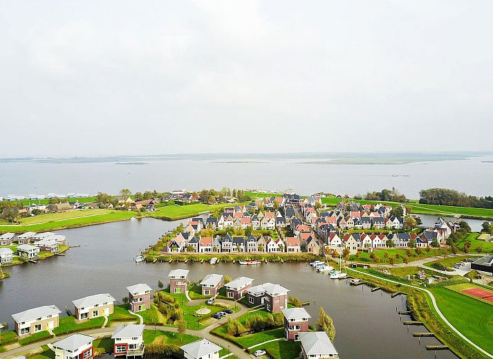 Ruime woonkamer van de Vrijstaande woning in Anjum, Lauwersmeer, Friese meren, met moderne inrichting en uitzicht op de tuin.