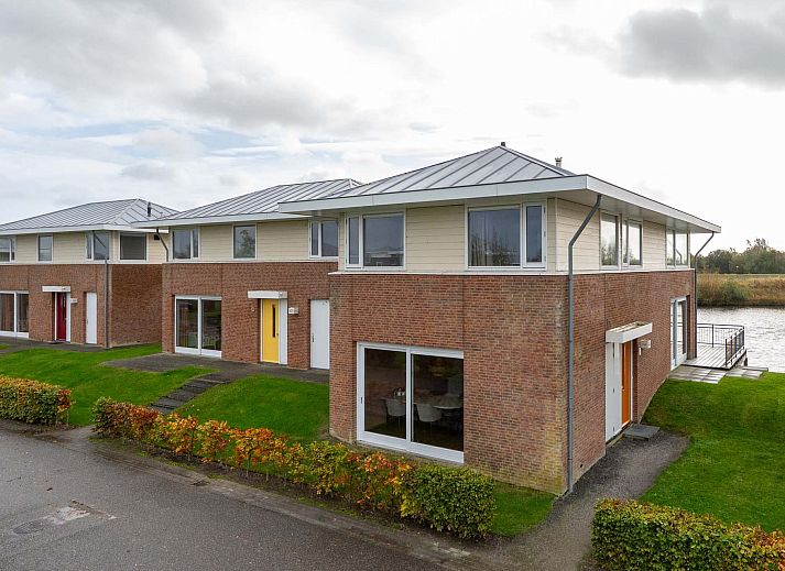 Detached house in Anjum, located on the water in Lauwersmeer, offers a beautiful view of the Frisian lakes and serene surroundings.