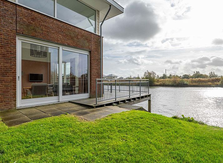 Detached house in Anjum, located on the water in Lauwersmeer, offers a beautiful view of the Frisian lakes and serene surroundings.