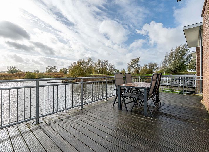 Detached house in Anjum, located on the water in Lauwersmeer, offers a beautiful view of the Frisian lakes and serene surroundings.