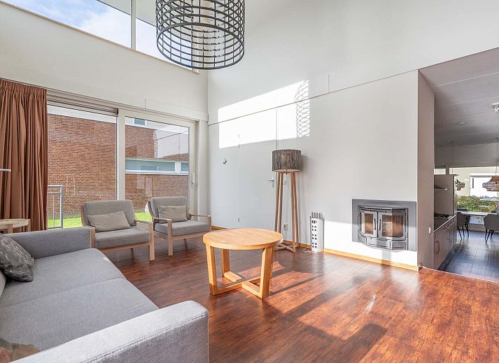 Detached house in Anjum, waterfront vacation home in Lauwersmeer, Frisian lakes, overlooking green surroundings.