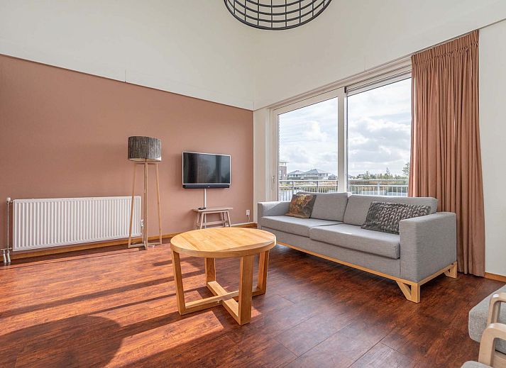 Detached house in Anjum, waterfront vacation home in Lauwersmeer, Frisian lakes, overlooking green surroundings.