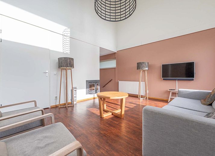 Detached house in Anjum, waterfront vacation home in Lauwersmeer, Frisian lakes, overlooking green surroundings.