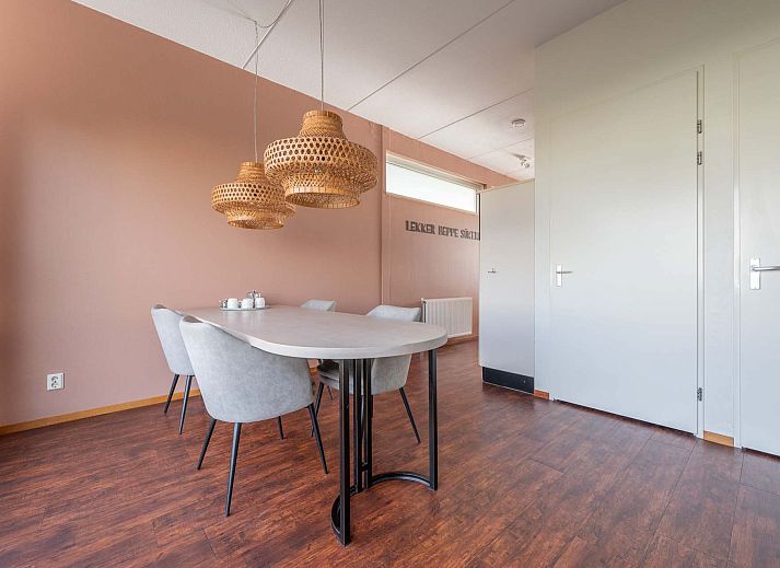 Detached house in Anjum, waterfront vacation home in Lauwersmeer, Frisian lakes, overlooking green surroundings.