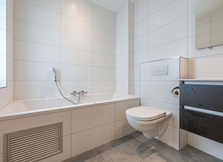 Bright living room of the Detached House in Anjum, located on the Lauwersmeer in the Frisian Lakes, with modern furnishings and views of the terrace.