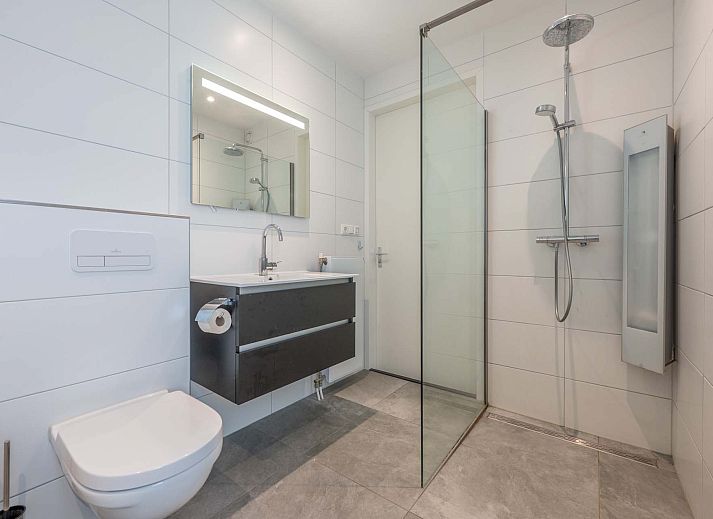 Bright living room of the Detached House in Anjum, located on the Lauwersmeer in the Frisian Lakes, with modern furnishings and views of the terrace.
