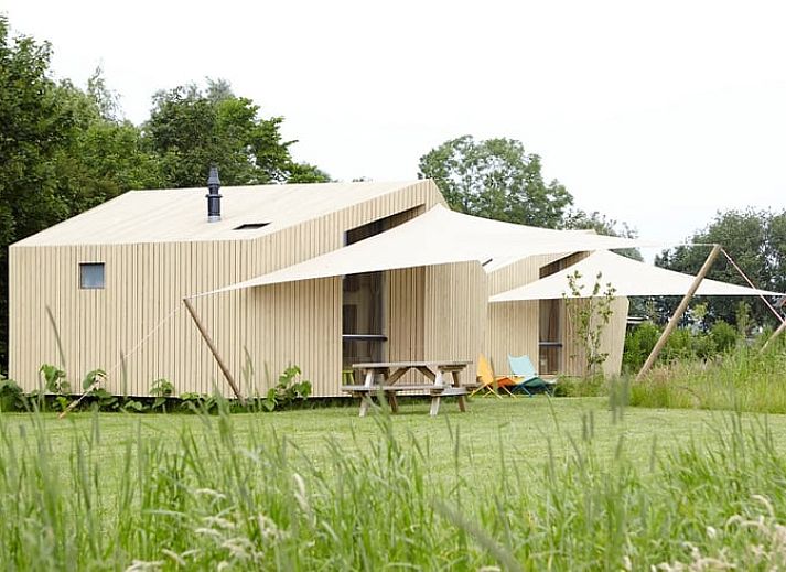 Cottage in Kollumerpomp cottage with modern wooden architecture in the green Lauwersmeer, Frisian lakes.