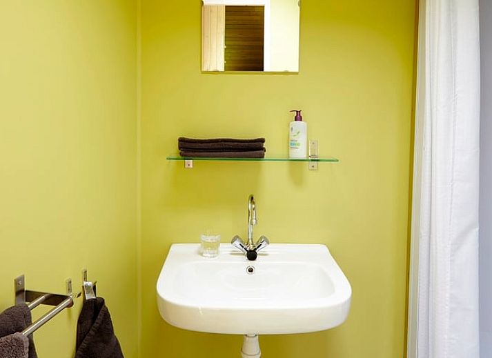 Cozy indoor room with bunk beds in Cottage in Kollumerpomp, ideal for a family vacation in Lauwersmeer.