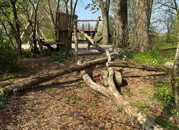 Uitzicht op de tuin vanuit de woonkamer van Huisje in Kollumerpomp, vakantiehuis in Kollumerpomp, Friese meren.