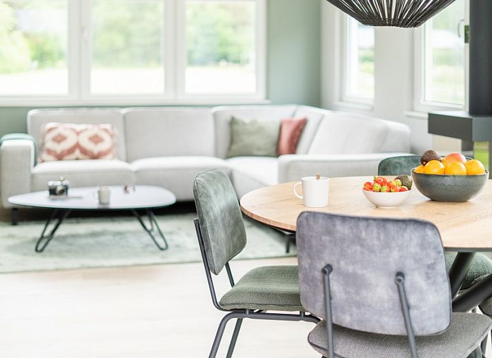 Unieke Finse barrelsauna bij De N8UIL in Spier, Midden Drenthe, omgeven door weelderige natuur.