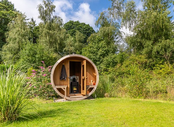 Unieke Finse barrelsauna bij De N8UIL in Spier, Midden Drenthe, omgeven door weelderige natuur.