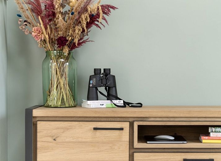 Unieke Finse barrelsauna bij De N8UIL in Spier, Midden Drenthe, omgeven door weelderige natuur.