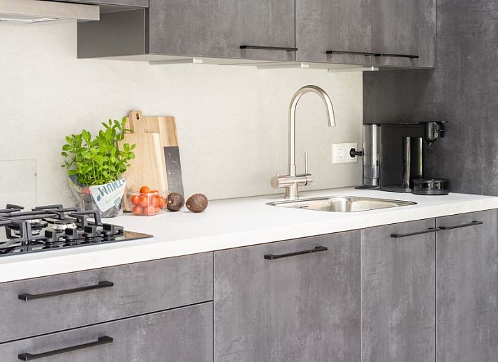 Unieke Finse barrelsauna bij De N8UIL in Spier, Midden Drenthe, omgeven door weelderige natuur.