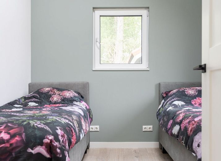 Veranda van De N8UIL vakantiehuis in Spier, Midden Drenthe, met comfortabele zitplaatsen en uitzicht op de tuin.