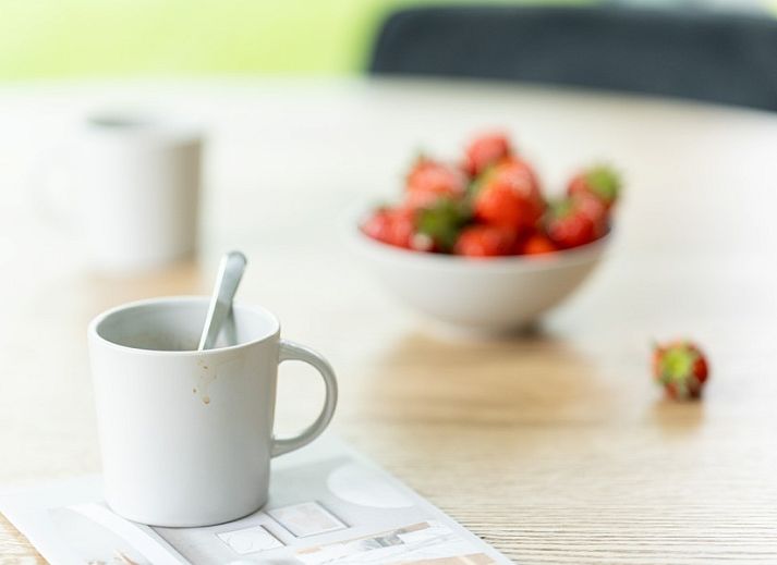 Slaapkamer in De N8UIL vakantiehuis in Spier, Midden Drenthe, met een gezellig bed en natuurlijke lichtinval.